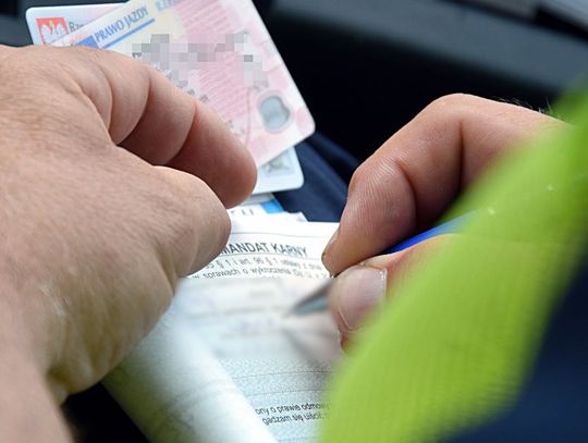 Jechał fiatem bez badań, a do tego miał sądowy zakaz. Wpadł, bo nie zapiął pasów bezpieczeństwa