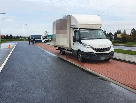 Jechał przeciążonym busem z pękniętą oponą, a zaledwie dzień wcześniej zatrzymali mu prawo jazdy