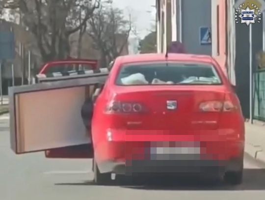 Jechała z otwartymi drzwiami i wystającą kanapą. Policja dostała nagranie. Kobieta została ukarana