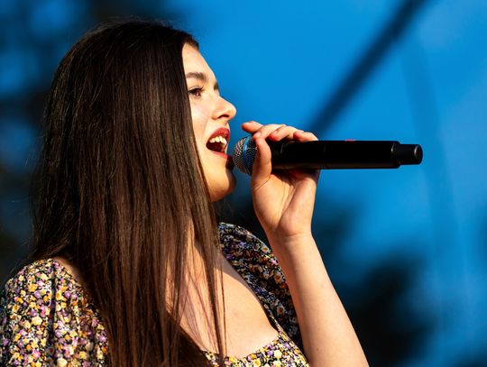 Jej śpiew zachwycił publiczność podczas koncertu urodzinowego miasta. Zuzanna Urbanik, utalentowana wokalistka z Kędzierzyna-Koźla