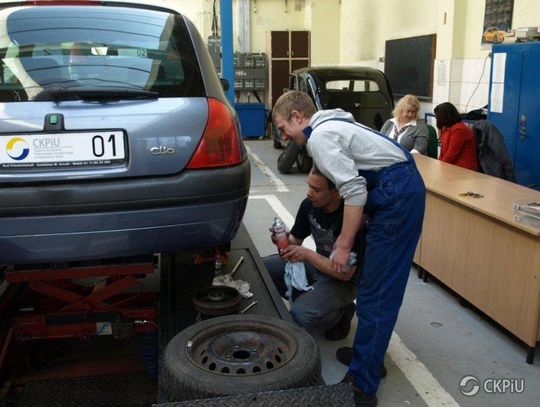 Jeśli kręcą cię samochody, możesz robić to, co lubisz. Tydzień Motoryzacyjny dla gimnazjalistów