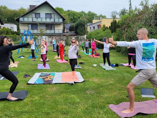 Joga na trawie na osiedlowym placu zabaw. Już w sobotę na Kuźniczkach spotkanie otwarte dla wszystkich