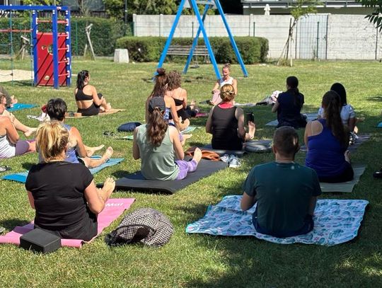 Joga na trawie na osiedlu Kuźniczka. Mieszkańcy spotkają się na wspólnych zajęciach pod chmurką
