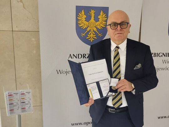 Józef Gisman odznaczony „Za Zasługi Dla Województwa Opolskiego”. Budowę samorządu powiatowego zaczął 25 lat temu
