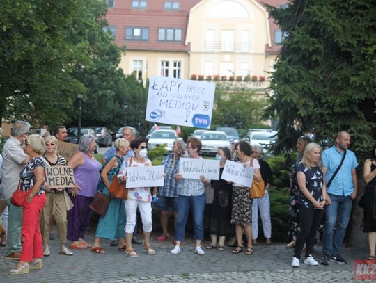 Kędzierzyn-Koźle również walczy o wolne media. Mieszkańcy protestowali na placu Rady Europy