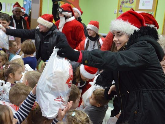 Kędzierzyńscy motocykliści znów pomagają Mikołajowi. Dzieciaki są zachwycone. FOTOREPORTAŻ