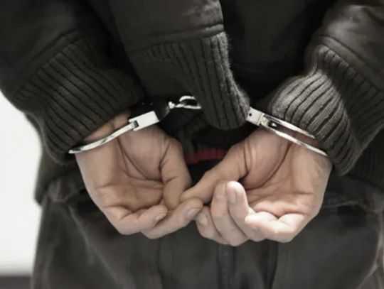 Kędzierzyńscy policjanci zatrzymali poszukiwanego złodzieja. Ukradł alkohol wart 14 tysięcy złotych