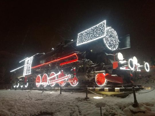 Kędzierzyńska lokomotywa znów rozbłysła! Miasto włączyło świąteczną iluminację