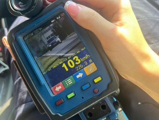 Kierowca BMW jechał przez wieś z prędkością 103 km/h. Policjanci zatrzymali mu prawo jazdy Kierowca BMW jechał przez wieś z prędkością 103 km/h. Policjanci zatrzymali mu prawo jazdy