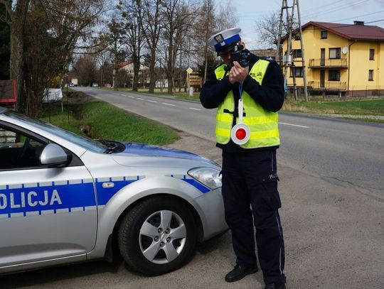 Kierowca BMW pędził przez wieś dwukrotnie przekraczając prędkość. Trafił na patrol drogówki