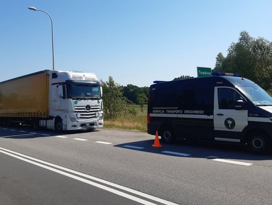 Kierowca ciężarówki notorycznie wyciągał kartę z tachografu. Inspektorzy nałożyli blisko 12 tys. zł kary