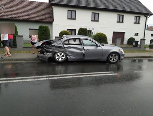 Kierowca ciężarówki odjechał po zderzeniu z BMW. Szuka go policja