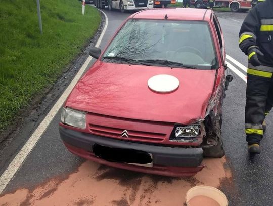 Kierowca citroena zjechał na przeciwległy pas i zderzył się z ciężarówką. Kolizja na drodze krajowej nr 45