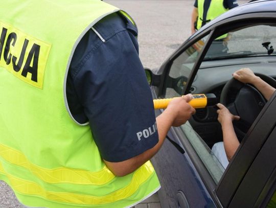 Kierowca skody wyprzedził policjanta na podwójnej ciągłej. Wydmuchał blisko promil