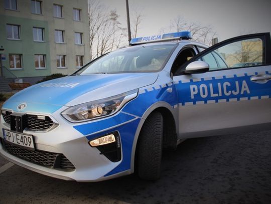 Kierowca zaczął słabnąć podczas jazdy. Policjanci zawieźli go na sygnałach do szpitala