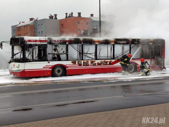 Kierowca zatrzymał autobus, kazał uciekać pasażerom i próbował walczyć z ogniem