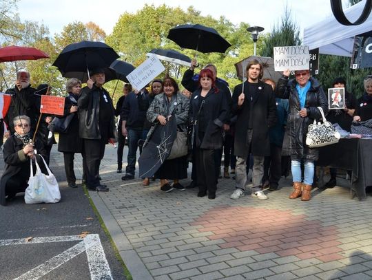 Kilkadziesiąt osób bierze udział w Czarnym Proteście na ulicach Kędzierzyna-Koźla. ZDJĘCIA