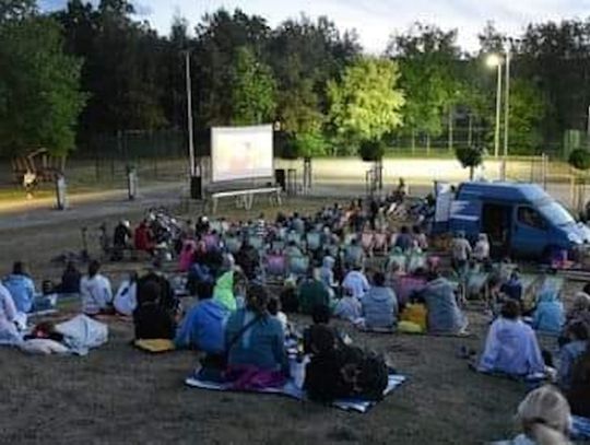 Kino plenerowe na górce. Dzisiaj na strefie Kośnego projekcja filmu Detektyw Bruno. Będzie popcorn i wata cukrowa