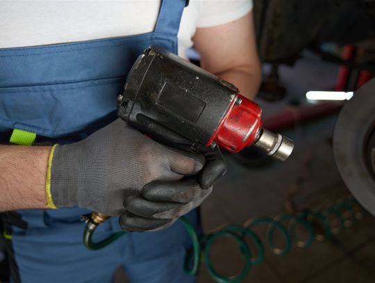 Klucz udarowy do 500 zł – czy tani sprzęt da sobie radę z kołami?