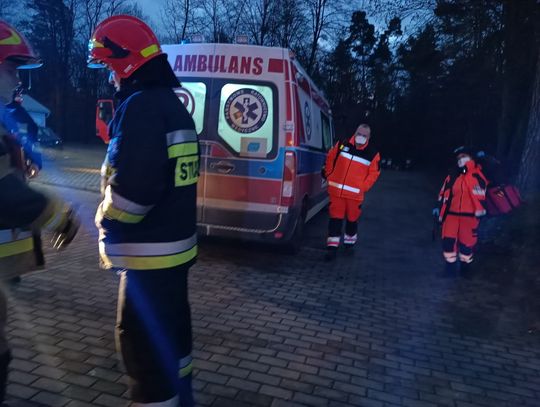 Kobieta kilkukrotnie dźgnęła mężczyznę nożem i zamknęła w mieszkaniu. Interwencja służb w Sławięcicach