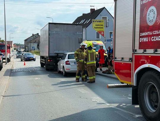 Kobieta wioząca dzieci zderzyła się z ciężarówką. Wypadek na głównej ulicy w Reńskiej Wsi