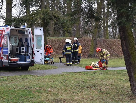 Kobieta zasłabła na chodniku. Nie było wolnej karetki, na pomoc wezwano strażaków