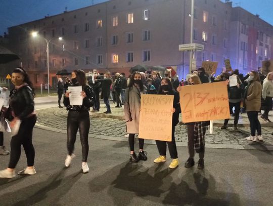 Kobiety z Kędzierzyna-Koźla jednak wyszły na ulicę! Trwa protest przeciwko zaostrzeniu prawa aborcyjnego