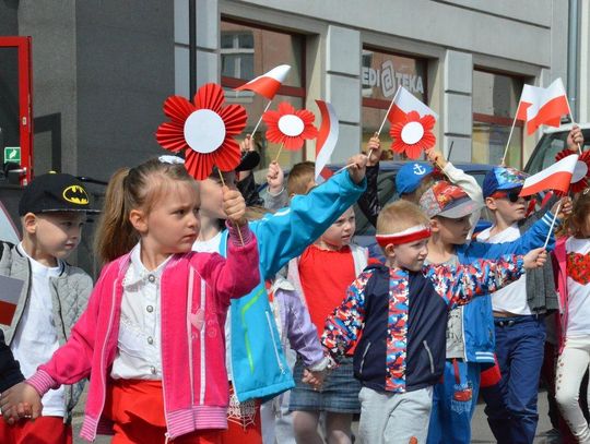 "Kochamy Polskę z całych sił" parada wolności przedszkolaków na Rynku. FOTOREPORTAŻ