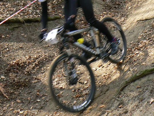 Kolarze opanują górki na Żabieńcu. Cross Country Koziołek 2016. Pierwszy taki wyścig