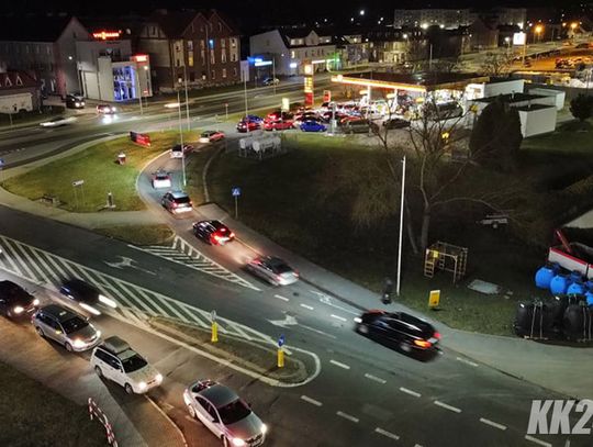 Kolejki przed stacjami benzynowymi w Kędzierzynie-Koźlu. Kierowcy tankują do pełna, niektórzy też do kanistrów