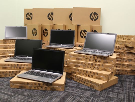 Kolejne laptopy trafią do uczniów z Kędzierzyna-Koźla. Umożliwią im zdalną naukę