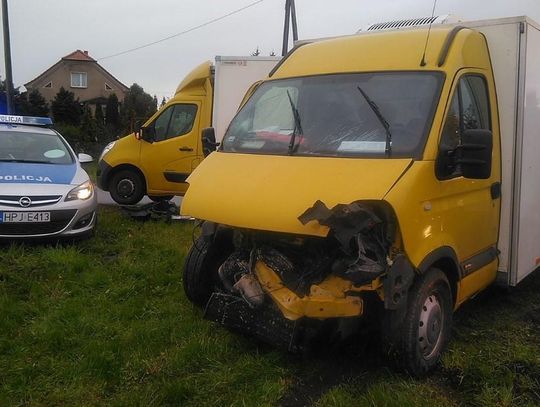 Kolejne zderzenie na skrzyżowaniu dróg krajowych w Reńskiej Wsi. Laweta wjechała w dostawczaka