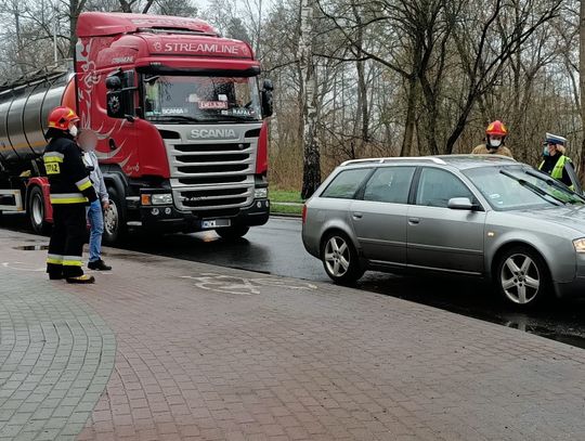 Kolizja ciężarówki i osobówki w Azotach. Występują utrudnienia w ruchu