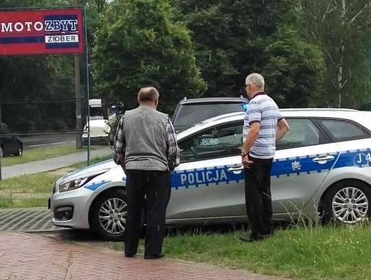 Kolizja dwóch osobówek na osiedlu Piastów. Kierowca nie zauważył przyczepki