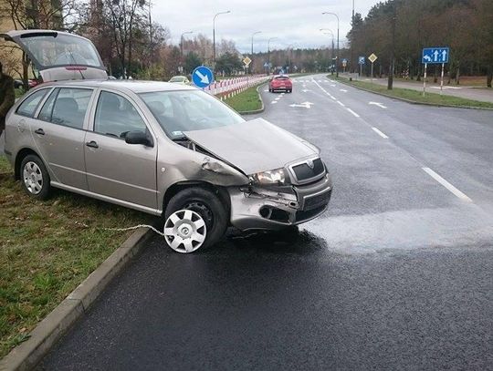 Kolizja na alei Lisa. Osobowa skoda zderzyła się z busem