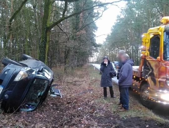 Kolizja na drodze z Kłodnicy do Januszkowic. Renault wylądował w rowie. ZDJĘCIA