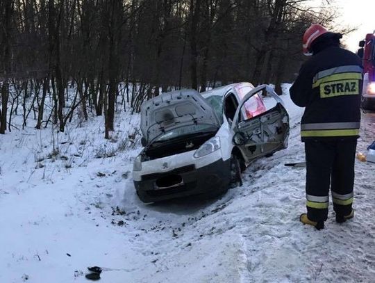 Kolizja na drodze z Kotlarni do Goszyc. Ciężarówka wjechała w osobowego peugeota. ZDJĘCIA