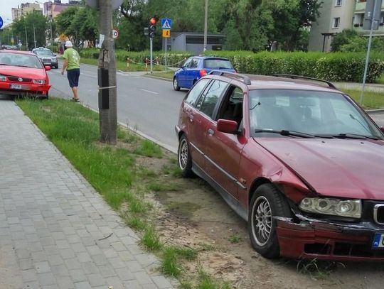 Kolizja na osiedlu Piastów. Volkswagen wymusił pierwszeństwo na bmw