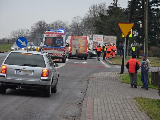 Kolizja na skrzyżowaniu w Reńskiej Wsi. Hyundai zderzył się z dacią. ZDJĘCIA