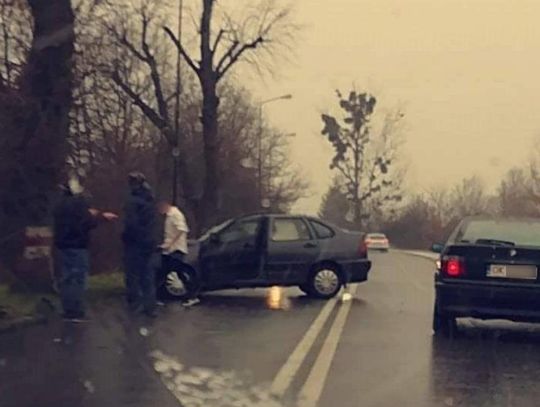 Kolizja na ulicy Bolesława Chrobrego. Mężczyzna zasłabł za kierownicą, auto uderzyło w drzewo