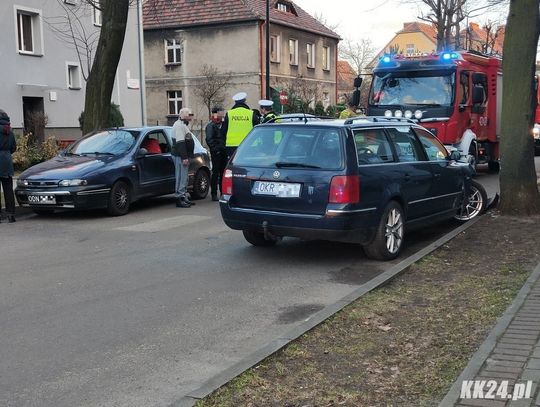 Kolizja na ulicy Matejki. Zderzyły się dwa auta osobowe. Na miejscu policja, pogotowie i straż pożarna
