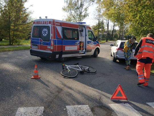 Kolizja na ulicy Mostowej. Osobówka wjechała w rowerzystę jadącego po oznakowanym przejeździe