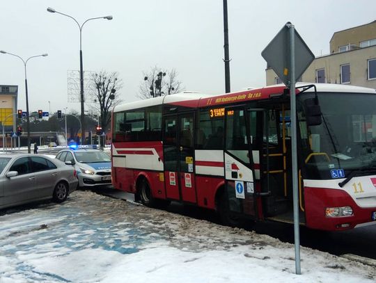 Kolizja osobówki z miejskim autobusem na ulicy Wojska Polskiego