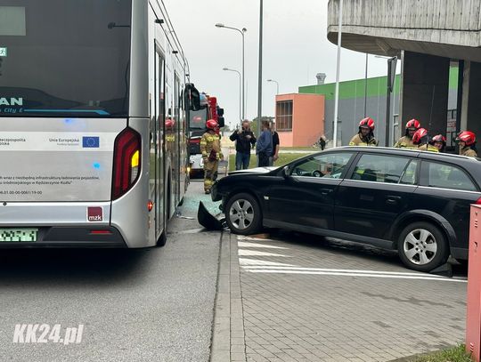 Kolizja osobówki z miejskim autobusem przy wyjeździe z parkingu podziemnego. Na miejscu służby ratunkowe