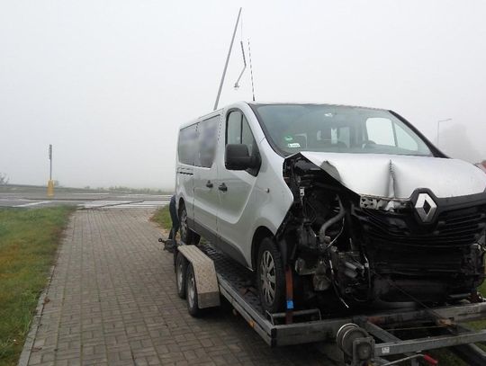 Kolizja przy wjeździe na obwodnicę. Bus skasował latarnię i znak drogowy. ZDJĘCIA