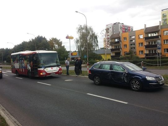 Kolizja samochodu osobowego z autobusem MZK. Okoliczności wyjaśnia policja