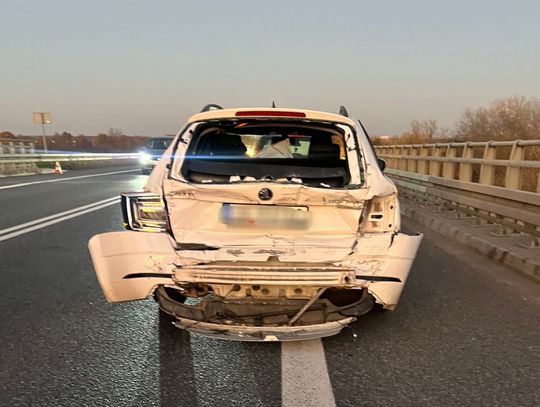 Kolizja trzech pojazdów na obwodnicy Kędzierzyna-Koźla. Jedna osoba trafiła do szpitala Kolizja trzech pojazdów na obwodnicy Kędzierzyna-Koźla. Jedna osoba trafiła do szpitala