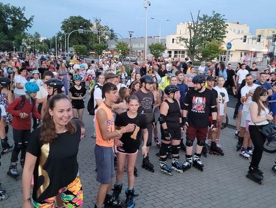 Kółka na nogach, dobra muzyka i jazda nocna ulicami miasta. Nightskating  w Kędzierzynie-Koźlu