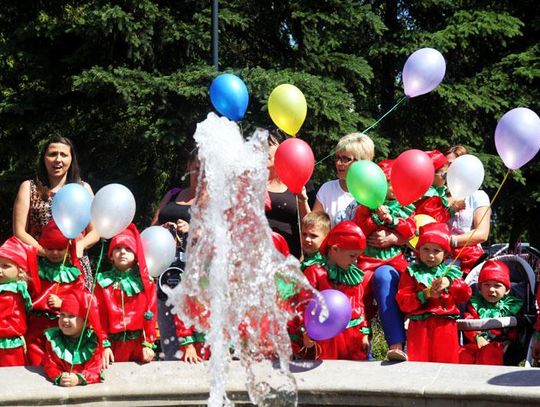 Kolorowe baloniki poleciały do nieba. Przedszkolaki z „Jedenastki” i ich niezwykły pochód równości