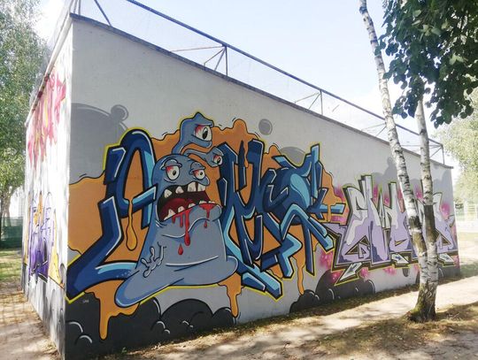 Kolorowe graffiti zamiast bohomazów. Grupa lokalnych artystów odmalowała boisko do squasha w strefie przy Kośnego